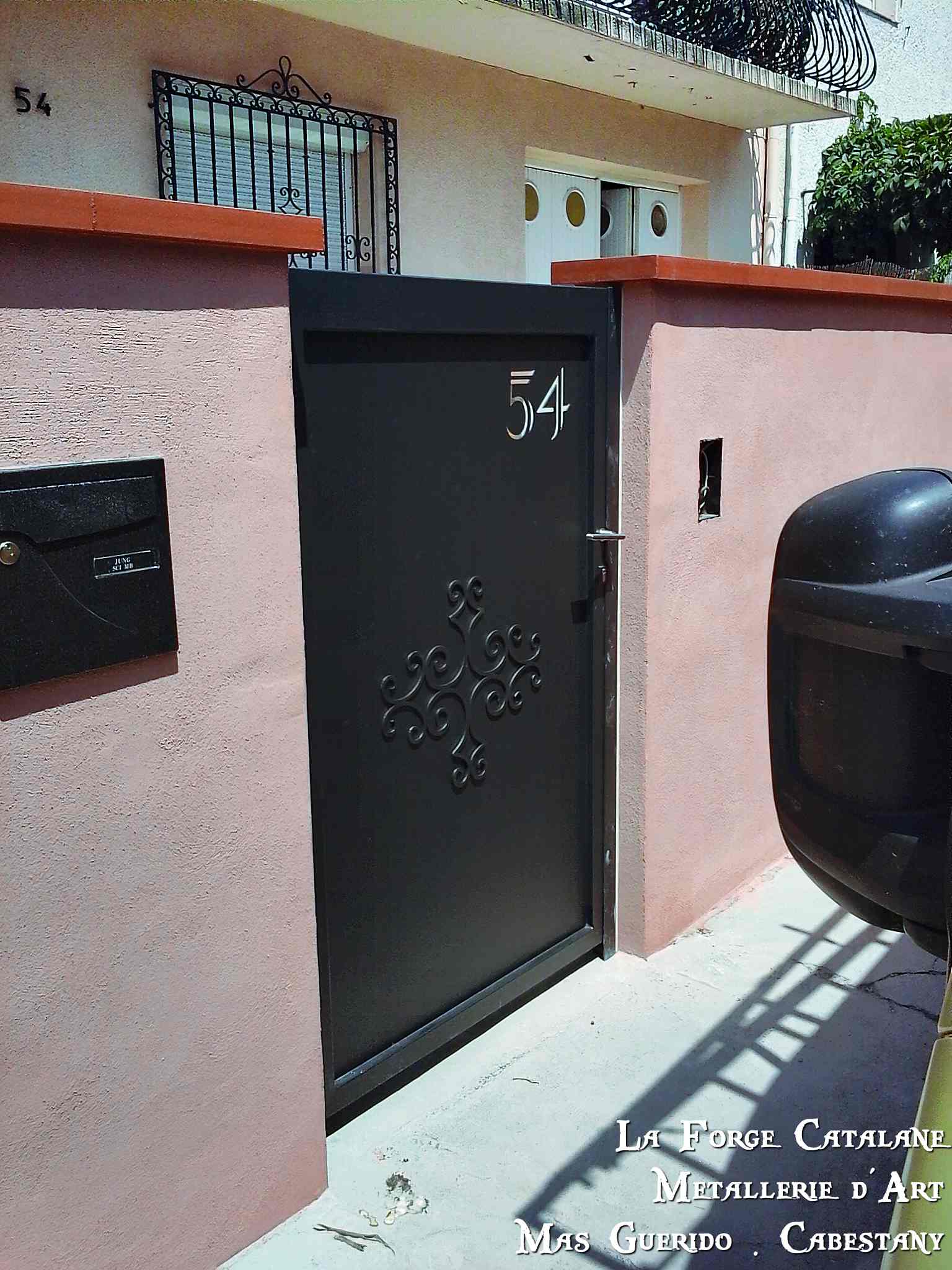 portail portillon decoupe laser s entrecroisant finition thermolaquage forge catalane 4.jpg